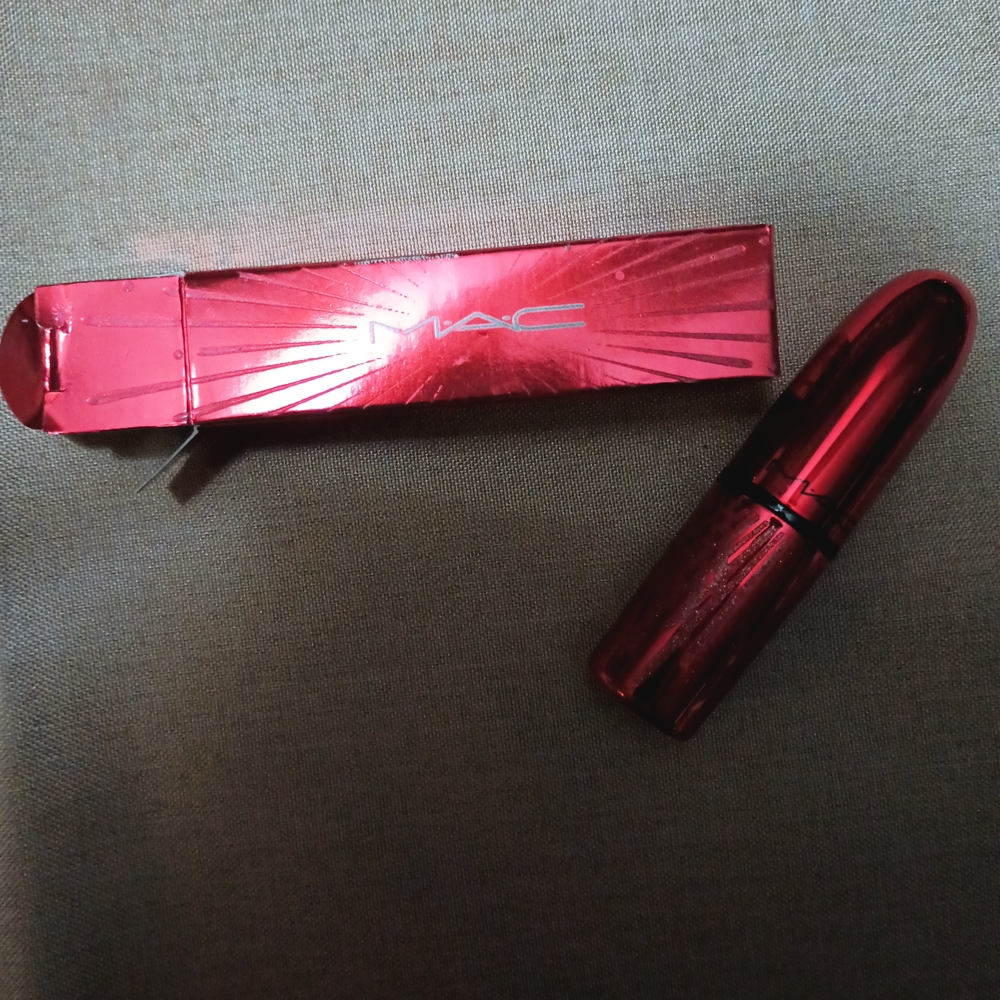 MAC Cosmetics Red Lipstick "Chili" NIB
